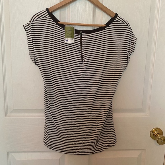 Zipper Back Striped Tee - Picture 5 of 6